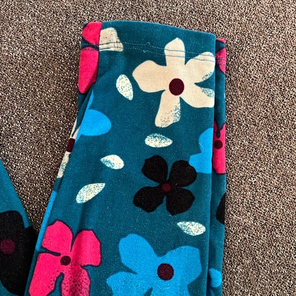 LuLaRoe Flower Print Leggings. One size. - Picture 3 of 6